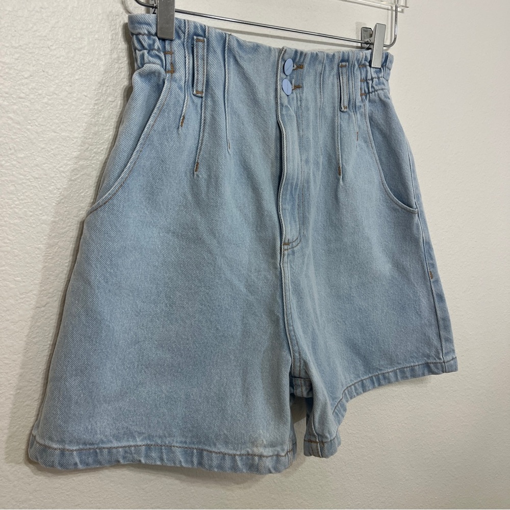 Carol Bassi High Rise Pleated Denim Shorts Elastic Waist Light Wash 36 - Picture 2 of 10